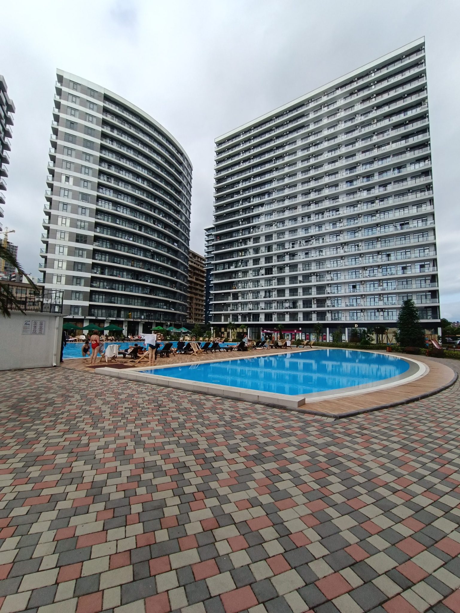white sails pool