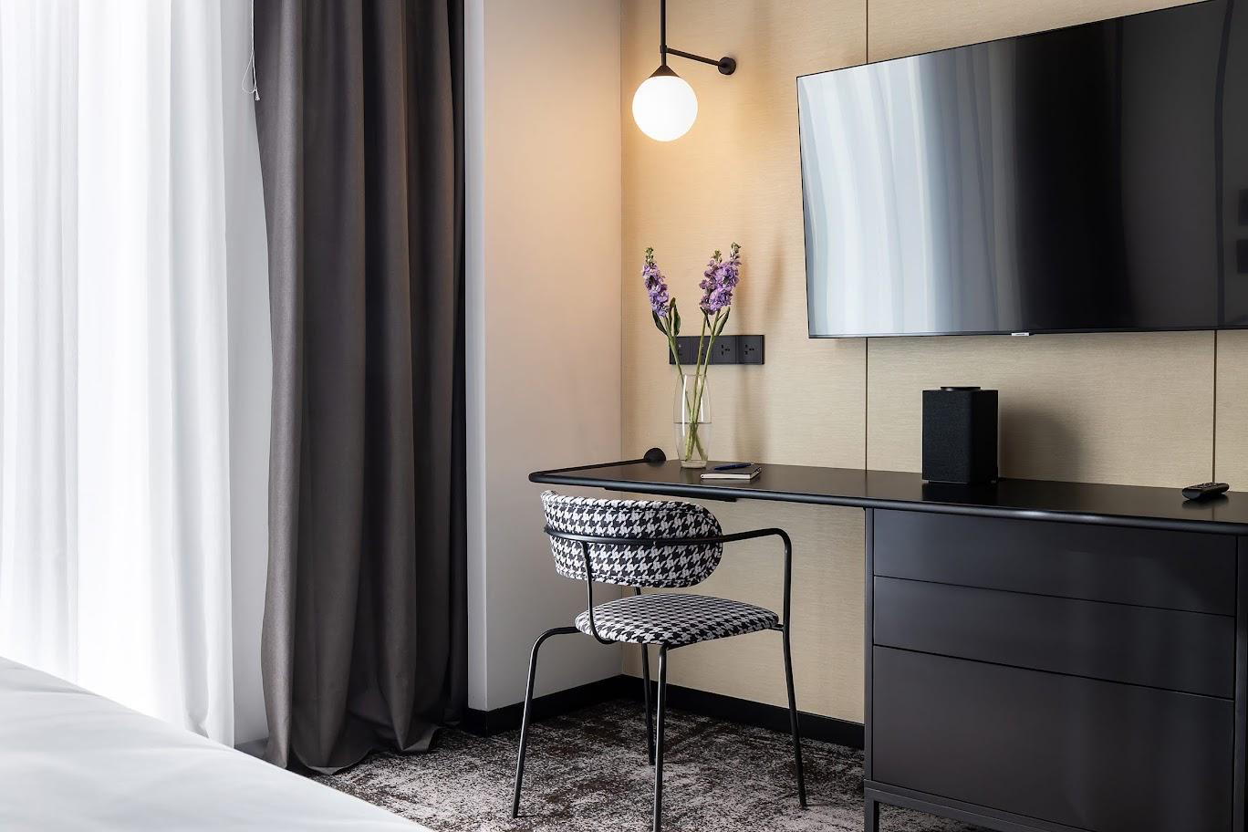 novotel penthouse desk