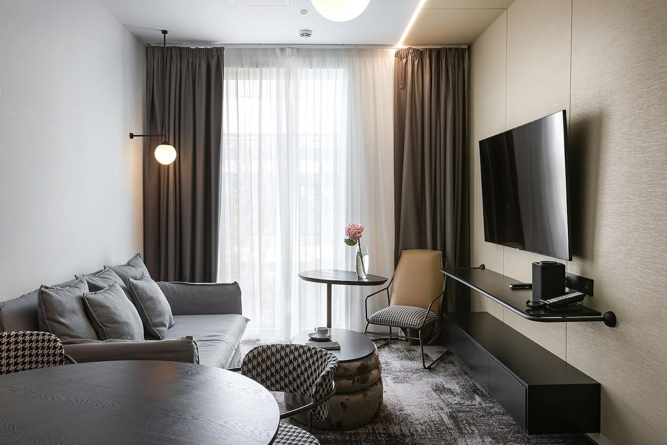 novotel penthouse tv room